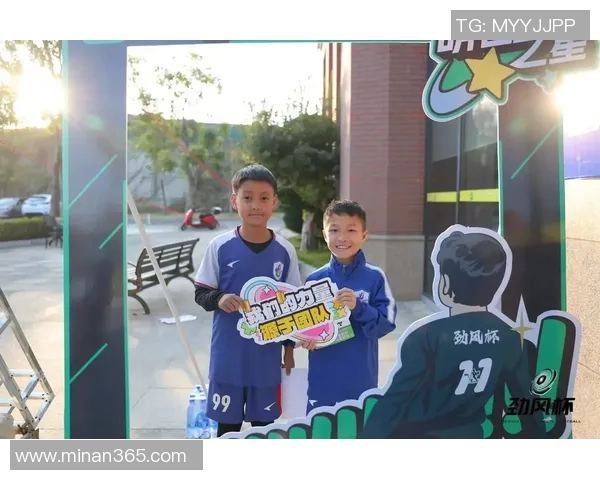 足球明星为学子加油助威中考拼搏勇创佳绩