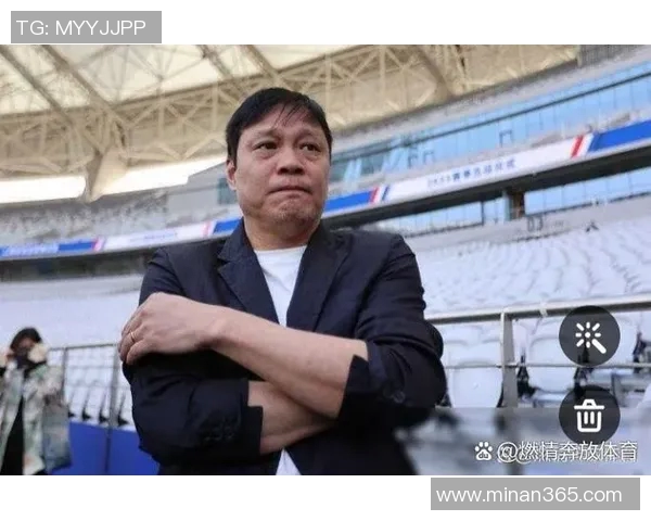 足球明星意外捡起手机引发热议网友纷纷猜测背后故事